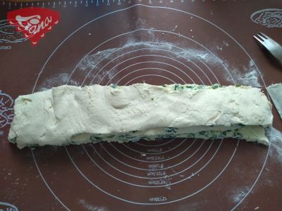Bezglutenowy chleb na zakwasie z serem i dymką
