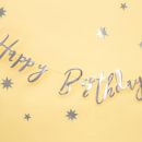 Girlande mit der Aufschrift „Happy Birthday“ in Silber