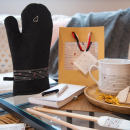 Fekete sütőkesztyű szívekkel