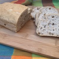 Glutenfreies Sauerteigbrot in einer Form