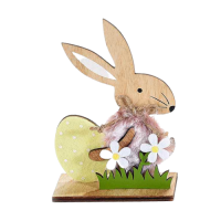 Gelber Osterhase mit Ei und Blumen