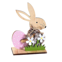 Osterhase mit Ei und rosa Blumen