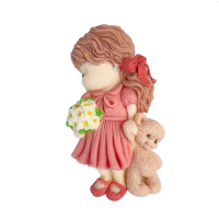 Kleines Mädchen mit Blumen und rosa Teddybär