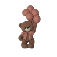 Rózsaszín lufikkal ellátott plüssmackó