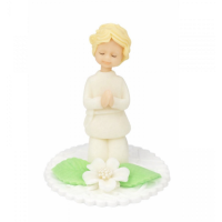 Junge kniet mit einer Blume