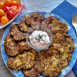 Glutenfreie Zucchini-Pfannkuchen mit Speck und geräuchertem Käse