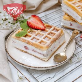 Gluten-free waffle dessert Gluten-free waffle dessert