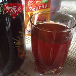Házi készítésű sűrű eperszörp Želírkával