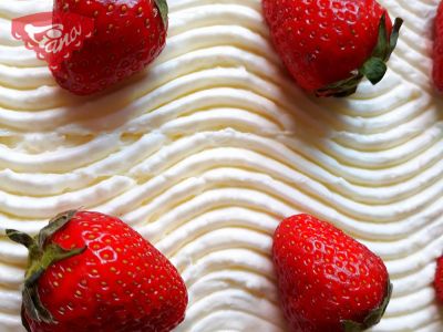 Gluten-free strawberry slices with whipped cream