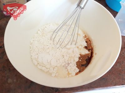 Pflaumen im glutenfreien Zimtteig