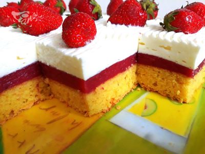 Gluten-free strawberry slices with whipped cream