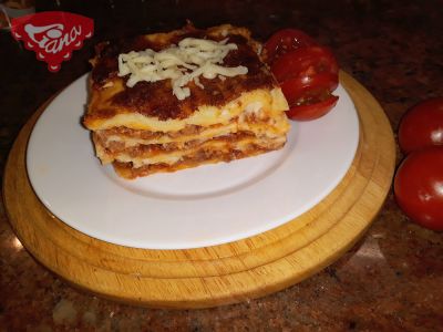 Bezglutenowa lasagne z mieloną wołowiną i beszamelem