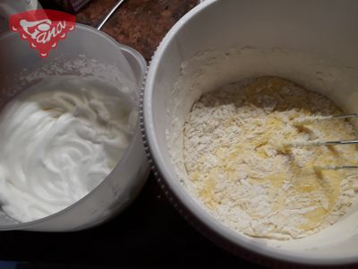 Gluten-free strawberry slices with whipped cream