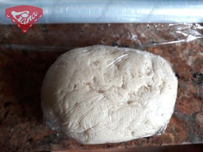 Párky v bezlepkovém lístkově-plundrovém těstě
