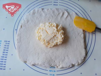 Párky v bezlepkovém lístkově-plundrovém těstě