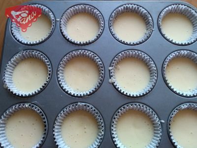 Glutenfreie Cupcakes mit Schokoladencreme und Früchten