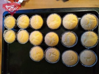 Glutenfreie Cupcakes mit Schokoladencreme und Früchten