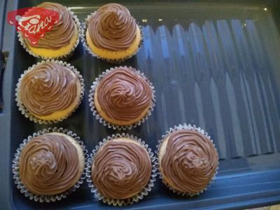 Gluténmentes cupcake csokikrémmel és gyümölccsel