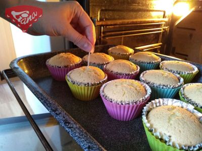 Glutenfreie Cupcakes mit Schokoladencreme und Früchten