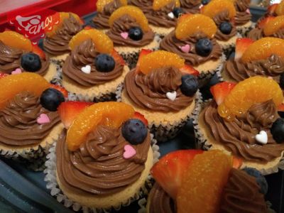 Gluténmentes cupcake csokikrémmel és gyümölccsel