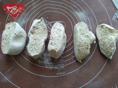 Gluténmentes kovászos sötét tekercs