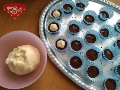 Coconut cupcakes with almond liqueur