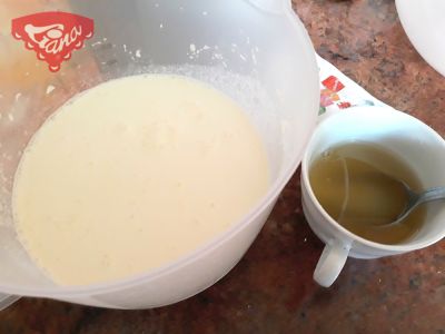 Glutenfreie Erdbeerscheiben mit Schlagsahne