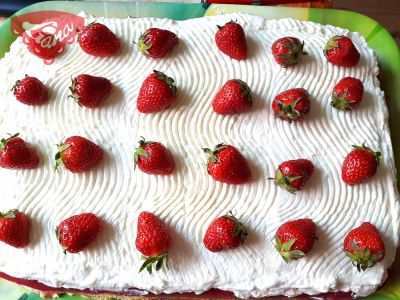 Gluten-free strawberry slices with whipped cream