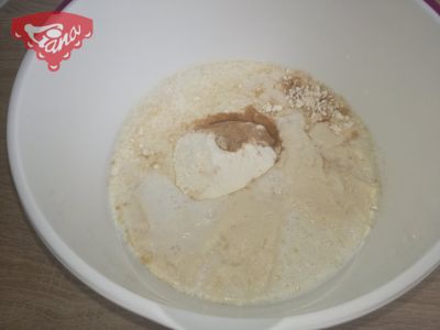 Glutenfreier zweifarbiger Weihnachtskuchen in einer Form