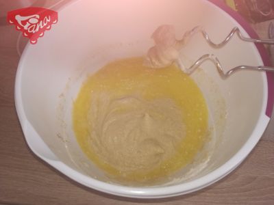 Glutenfreier zweifarbiger Weihnachtskuchen in einer Form