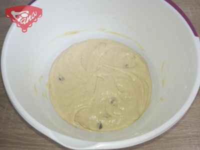 Glutenfreier zweifarbiger Weihnachtskuchen in einer Form