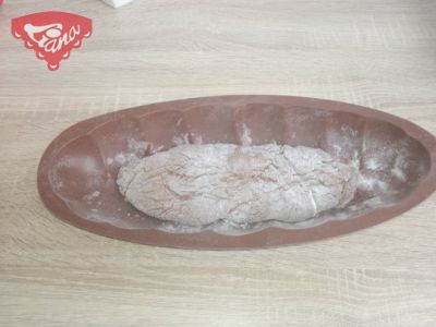 Glutenfreier zweifarbiger Weihnachtskuchen in einer Form