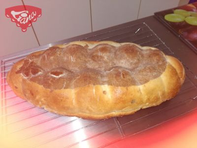 Glutenfreier zweifarbiger Weihnachtskuchen in einer Form