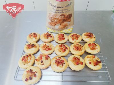 Glutenfreie Kekse mit Speck und Zwiebeln