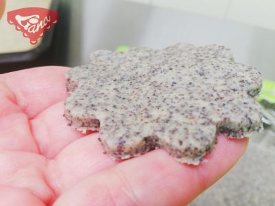 Gluten-free poppy seed wheels