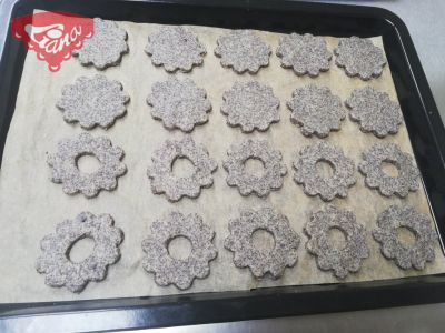 Gluten-free poppy seed wheels