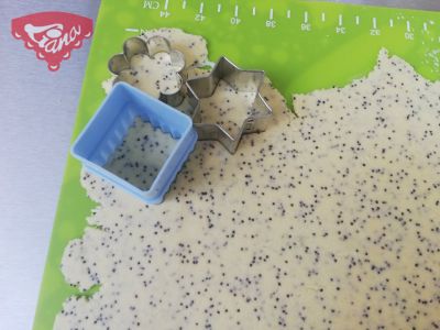 Gluten-free poppy seed crackers