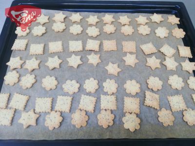 Gluten-free poppy seed crackers