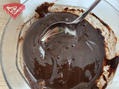 Sernik czekoladowy z zawartością czekolady 70%.