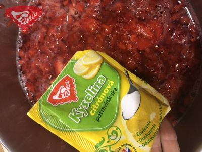 Domácí hustý jahodový sirup se želírkou