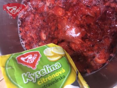 Domácí hustý jahodový sirup se želírkou