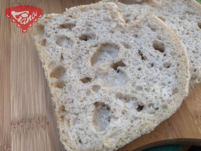 Glutenfreies Sauerteigbrot in einer Form