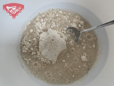 Bezlepkový kváskový chléb pečený v janském skle