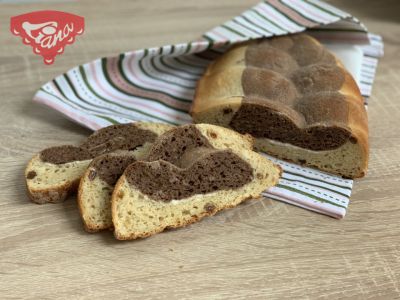 Gluténmentes kétszínű karácsonyi torta formában