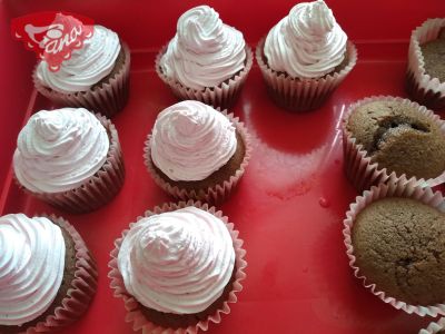 Gluten- und milchfreie Cupcakes mit Kirsch- und Himbeerschlagsahne