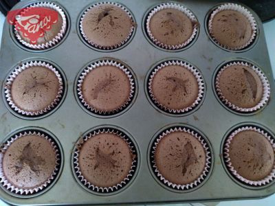 Gluten- und milchfreie Cupcakes mit Kirsch- und Himbeerschlagsahne