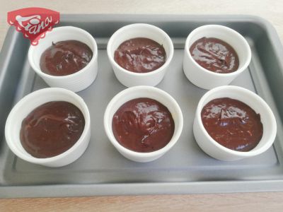 Bezlepkové čokoládové suflé s malinovou omáčkou