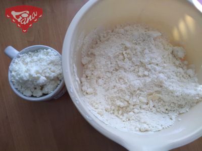 Bezlepkový ovocný koláč s drobenkou