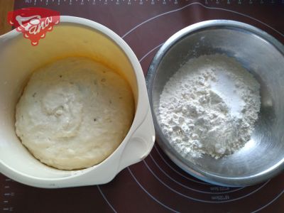 Bezlepkový kváskový trhací chléb s brynzou a jarní cibulkou