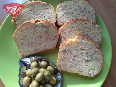Gluten-free olive bread with ham